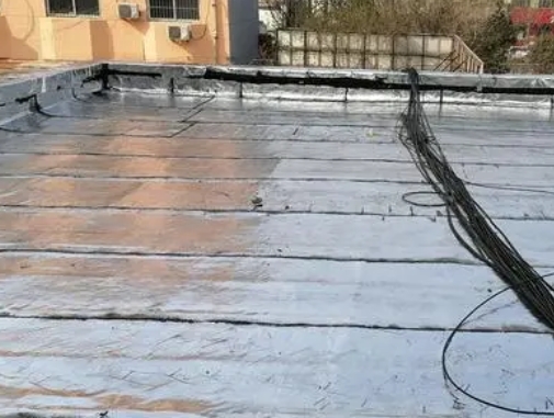 满洲里卫生间漏水维修公司分享下满洲里屋面楼顶防水刚性防水层施工要点。
